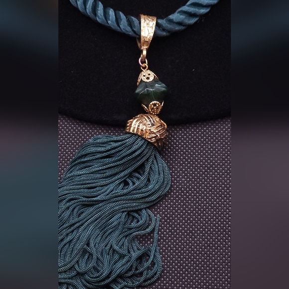 Emerald Green / Goldtone woven rope tassel necklace and green stone earrings - Picture 7 of 11